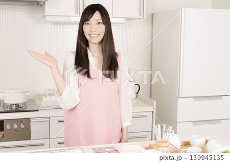 キッチンに立つ若い女性 139945135