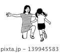 子供を手を広げて迎え入れる母親 139945583