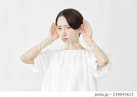 聴くポーズをして困っているミドルエイジ女性 白背景 聴くポーズをして困っているミドルエイジ女性 白背景 139945615