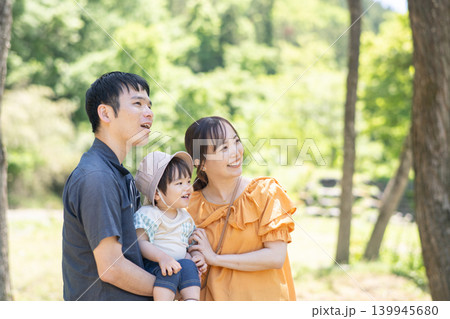 公園で遊ぶ家族・家族旅行 公園で遊ぶ家族・家族旅行 139945680
