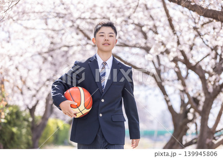 桜並木を歩くバスケットボール部の男子学生 桜並木を歩くバスケットボール部の男子学生 139945806