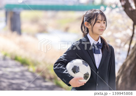 公園でサッカーボールを持つ女子高生 139945808