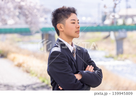 腕を組み堂々と立つ男子学生 139945809