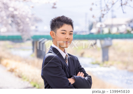 腕を組み堂々と立つ男子学生 腕を組み堂々と立つ男子学生 139945810