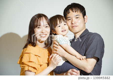 笑顔の日本人家族写真・ポートレート 笑顔の日本人家族写真・ポートレート 139945882