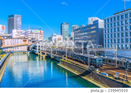 日本の横浜都市景観 相鉄線横浜駅や駅に入る電車などを望む。横浜タカシマヤなどが見える 日本の横浜都市景観 相鉄線横浜駅や駅に入る電車などを望む。横浜タカシマヤなどが見える 139945910