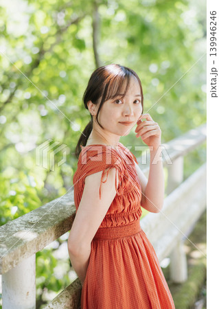 新緑の中の日本人女性 新緑の中の日本人女性 139946246