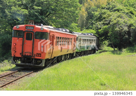 小湊鐵道「初夏の森林の中を行くキハ40列車」 139946345