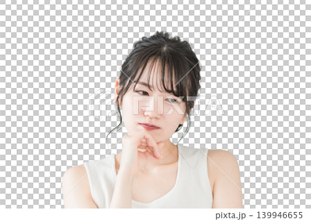 一位亞洲女性手托下巴,思考著一個問題(美容、飲食、水療、除毛)。 一位亞洲女性手托下巴,思考著一個問題(美容、飲食、水療、除毛)。 139946655