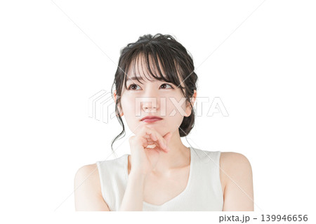 頬杖をついて考える,悩むアジア人女性（美容,ダイエット,エステ,脱毛） 139946656