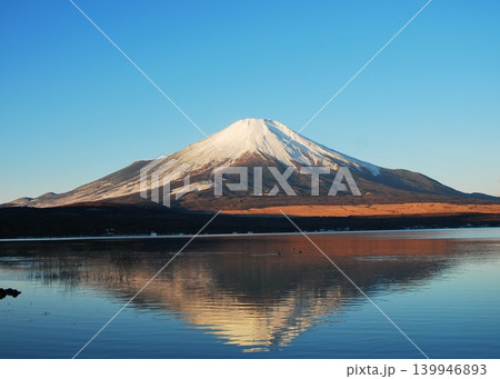 早朝の山中湖と「 W 富士 」 早朝の山中湖と「 W 富士 」 139946893