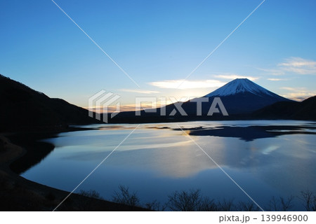 冬の本栖湖、太陽光線が湖面に描く光のアートと「富士山」 冬の本栖湖、太陽光線が湖面に描く光のアートと「富士山」 139946900