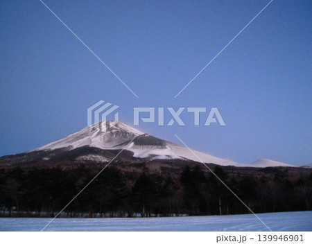 静岡県、水ヶ塚公園から夜明け前の「富士山」 139946901