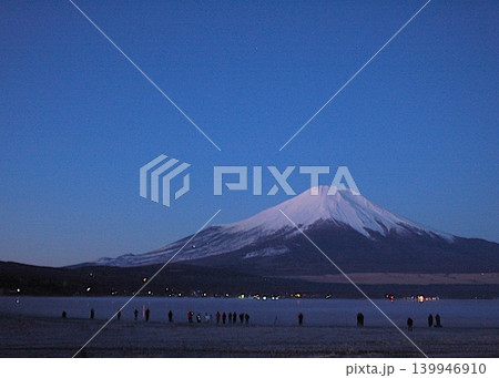 年 始 め、夜明けの日の出を待つ「富士山」 年 始 め、夜明けの日の出を待つ「富士山」 139946910