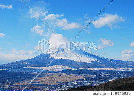 快晴の青空、御殿場の広大な裾野を持つ「富士山」 139946929
