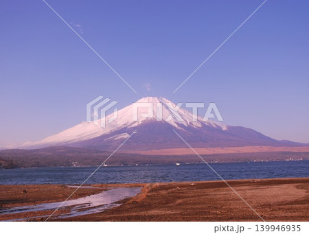 快晴の山中湖、平野湖畔から湖と「富士山」 快晴の山中湖、平野湖畔から湖と「富士山」 139946935