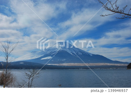 山中湖畔から冬の景色と「富士山」 山中湖畔から冬の景色と「富士山」 139946937