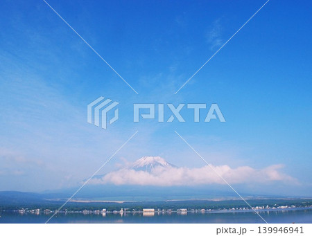 広大な宇宙空間にそびえる山中湖の「富士山」 139946941