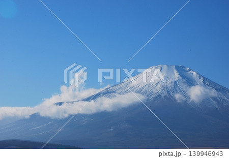 快晴の山中湖、雲と戯れる「富士山」 快晴の山中湖、雲と戯れる「富士山」 139946943