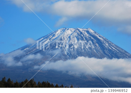 雲がかかる冬の晴れた空に雄姿、「富士山」 139946952