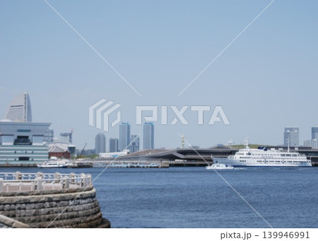 横浜港大桟橋と大型クルーズ船 横浜港大桟橋と大型クルーズ船 139946991