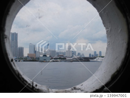 タイムスリップ「横浜港」、船窓からの湾内風景 タイムスリップ「横浜港」、船窓からの湾内風景 139947001