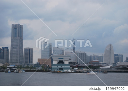 横浜港湾内の海側から眺めた「みなとみらい地区」 横浜港湾内の海側から眺めた「みなとみらい地区」 139947002