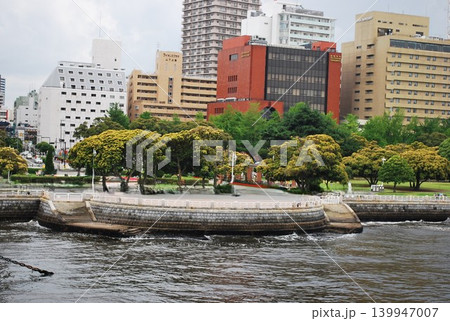 氷川丸から 山下公園 と ビル群 氷川丸から 山下公園 と ビル群 139947007