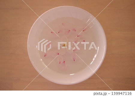 皿に入れた桜の花びら 皿に入れた桜の花びら 139947116