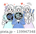 推し活をする女性たちのシンプルなイラスト 139947348