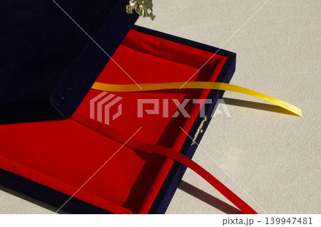 It is an open plaque case.	 139947481