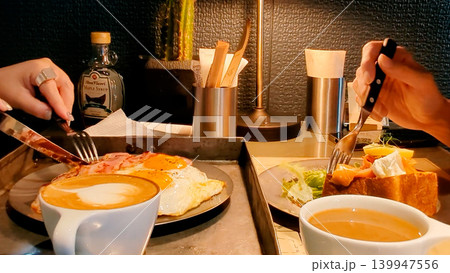 おしゃれなカフェで朝食を楽しむ2人の手元 おしゃれなカフェで朝食を楽しむ2人の手元 139947556