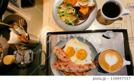 おしゃれなカフェの朝食メニューの俯瞰撮影 139947557
