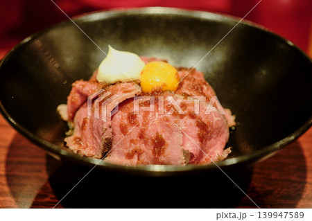 ジューシーなローストビーフ丼のアップ写真|肉料理・ランチ・和食イメージ ジューシーなローストビーフ丼のアップ写真|肉料理・ランチ・和食イメージ 139947589