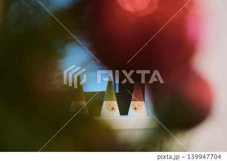 赤鼻の可愛い雑貨オブジェの並び|クリスマス・冬・インテリア・ボケ背景 赤鼻の可愛い雑貨オブジェの並び|クリスマス・冬・インテリア・ボケ背景 139947704