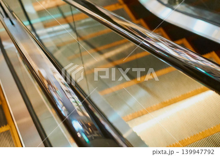エスカレーターのシンメトリー構図|移動・都市・ショッピングモール・インフラ エスカレーターのシンメトリー構図|移動・都市・ショッピングモール・インフラ 139947792