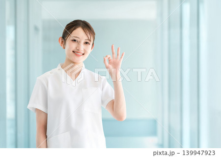 スクラブを着た医師,看護師,介護士,救急医の若いアジア人女性(OK,いいね) スクラブを着た医師,看護師,介護士,救急医の若いアジア人女性(OK,いいね) 139947923