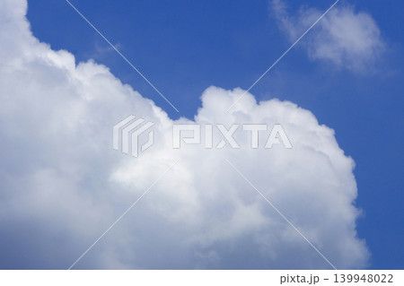 白い雲が広がる青空の背景 139948022