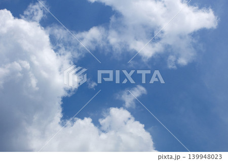 白い雲が広がる青空の背景 139948023