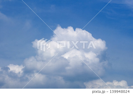 白い雲が広がる青空の背景 139948024