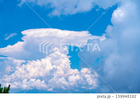 【夏素材】蝶ヶ岳山頂から見た夏のダイナミックな入道雲と青空【長野県】 【夏素材】蝶ヶ岳山頂から見た夏のダイナミックな入道雲と青空【長野県】 139948182