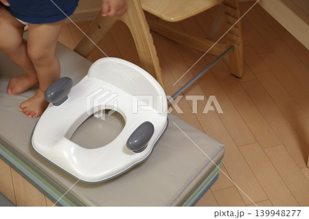 家でトイレトレーニング中の子供と補助便座 家でトイレトレーニング中の子供と補助便座 139948277
