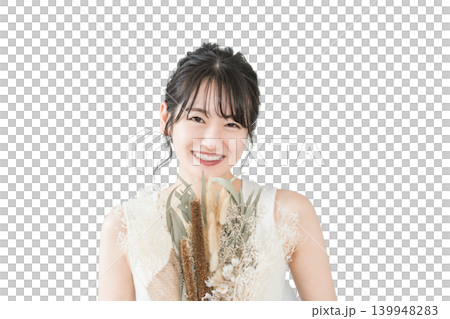 一位微笑的日本女性手捧一束鮮花（用於生日、禮物或母親節）。 139948283