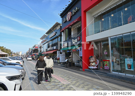 【韓国ポリョン市】韓国西海岸・大川海水浴場前の飲食店街の風景 【韓国ポリョン市】韓国西海岸・大川海水浴場前の飲食店街の風景 139948290