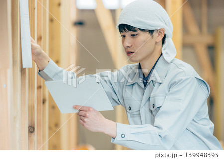 工事現場で働く作業員 工事現場で働く作業員 139948395