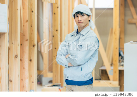 工事現場で働く作業員 139948396