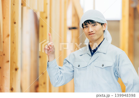 工事現場で働く作業員 工事現場で働く作業員 139948398