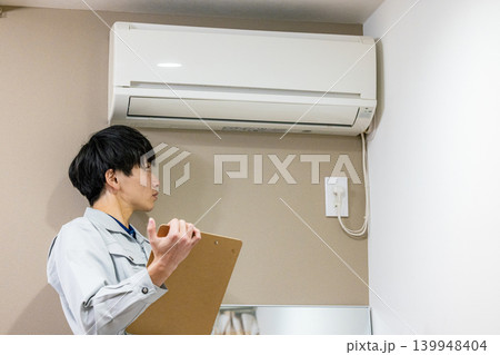 エアコンを点検する作業員 139948404