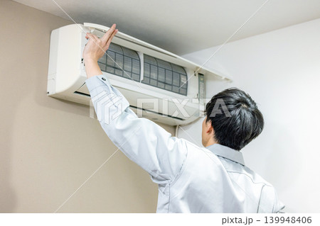 エアコンを点検する作業員 エアコンを点検する作業員 139948406