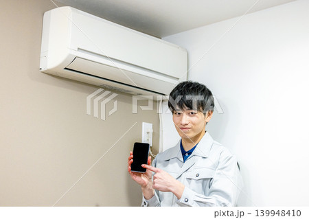 エアコンの点検をする作業員 139948410